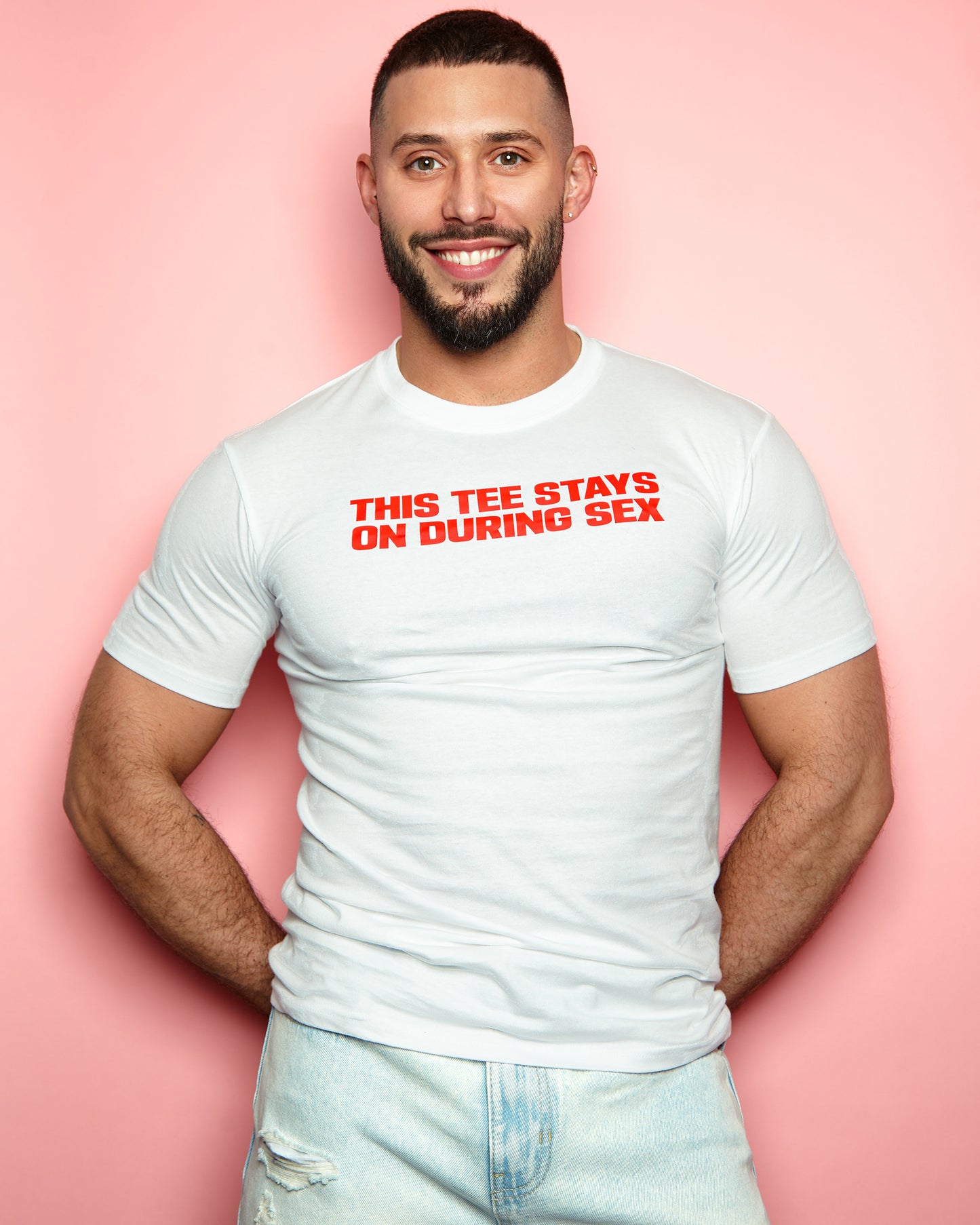 Slogan tee: This t-shirt stays on, red print on white muscle fit - t-shirt