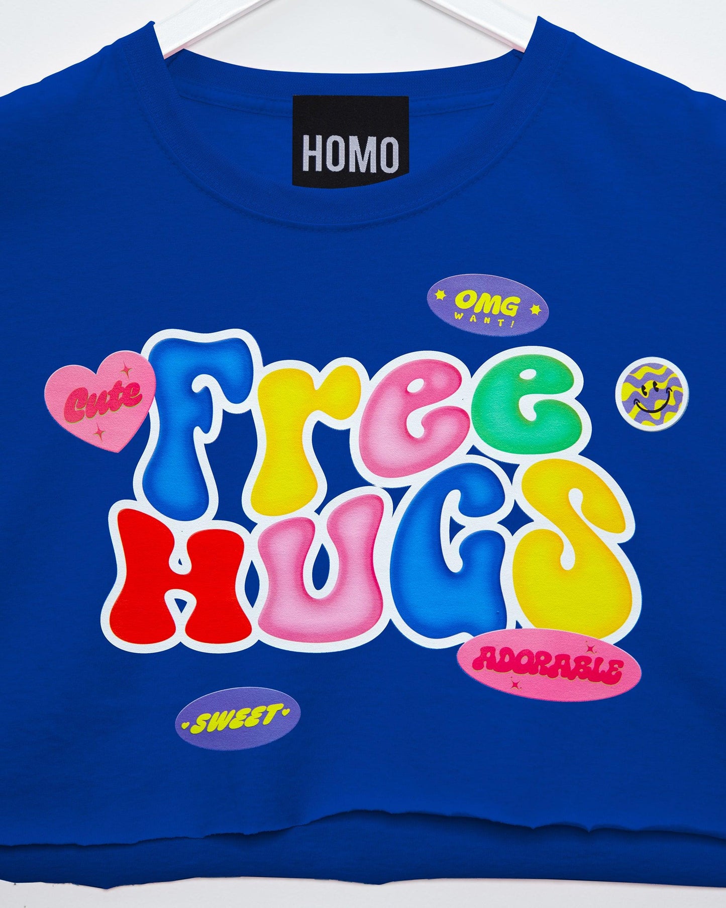 Free hugs - blue crop - HOMOLONDON