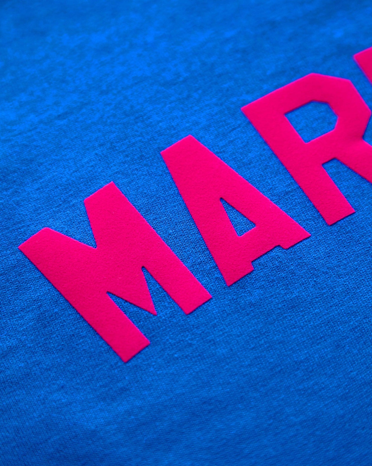 Fluorescent pink flock maricón - blue tshirt