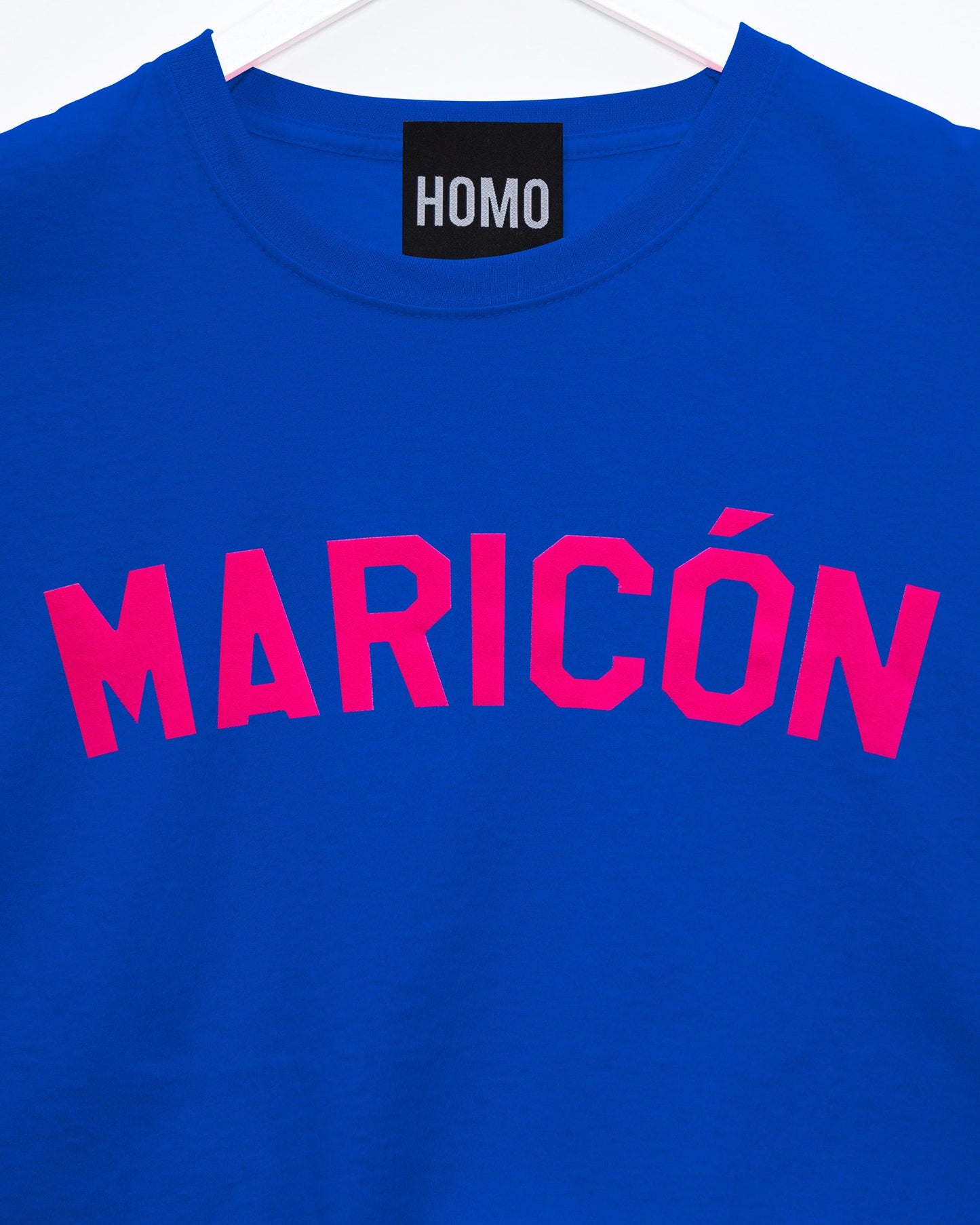 Fluorescent pink flock maricón - blue tshirt